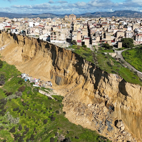 Италид 4 км үргэлжилсэн хөрсний гулгалт болжээ